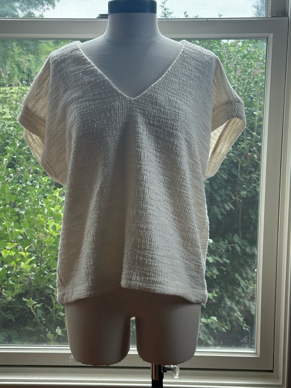 Evereve Cream Textured V-Neck Short Sleeve Top